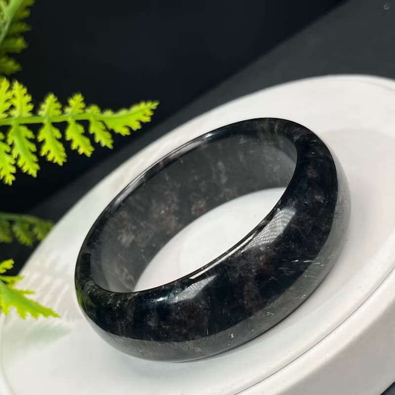 精品 石榴石藍閃石共生手鐲 59+MM 玉化爆晶煙花紋 平和幸福護佑