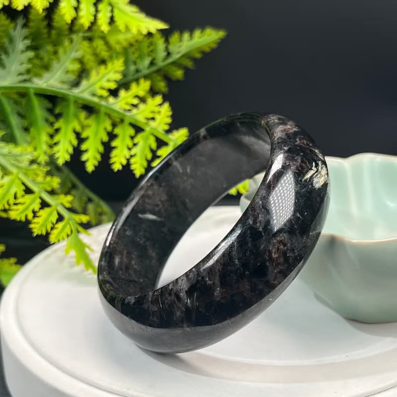 精品 石榴石藍閃石共生手鐲 59+MM 玉化爆晶煙花紋 平和幸福護佑