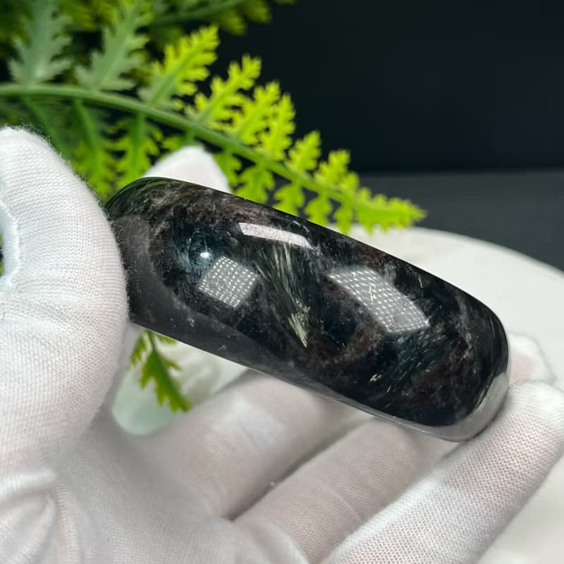 精品 石榴石藍閃石共生手鐲 59+MM 玉化爆晶煙花紋 平和幸福護佑