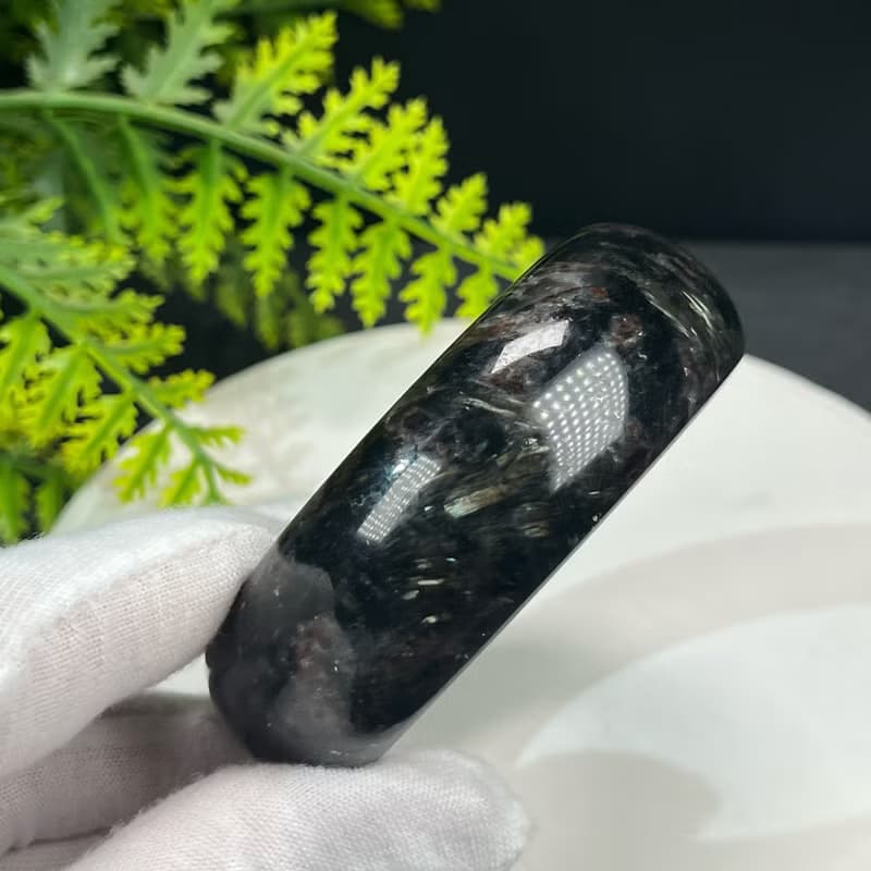 精品 石榴石藍閃石共生手鐲 59+MM 玉化爆晶煙花紋 平和幸福護佑