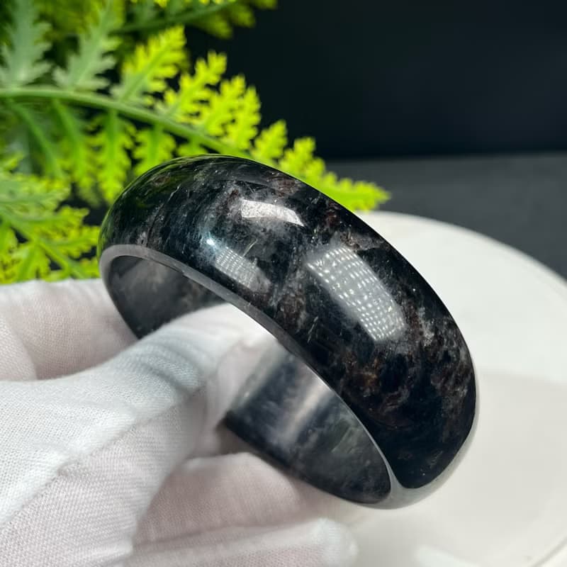 精品 石榴石藍閃石共生手鐲 59+MM 玉化爆晶煙花紋 平和幸福護佑