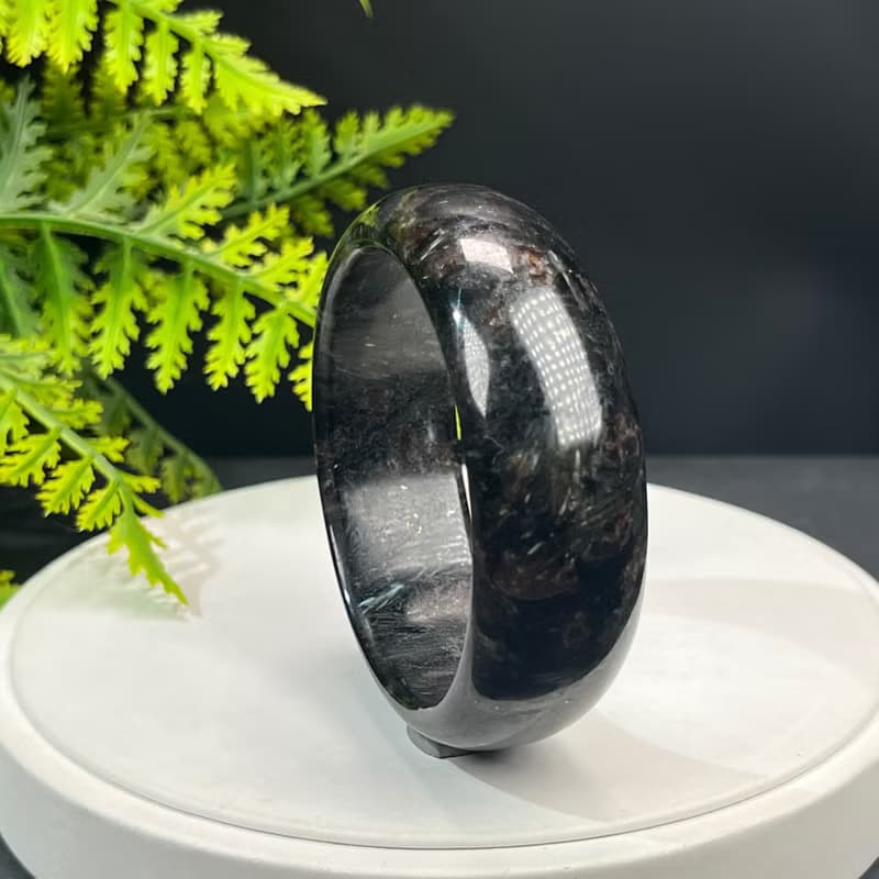 精品 石榴石藍閃石共生手鐲 59+MM 玉化爆晶煙花紋 平和幸福護佑