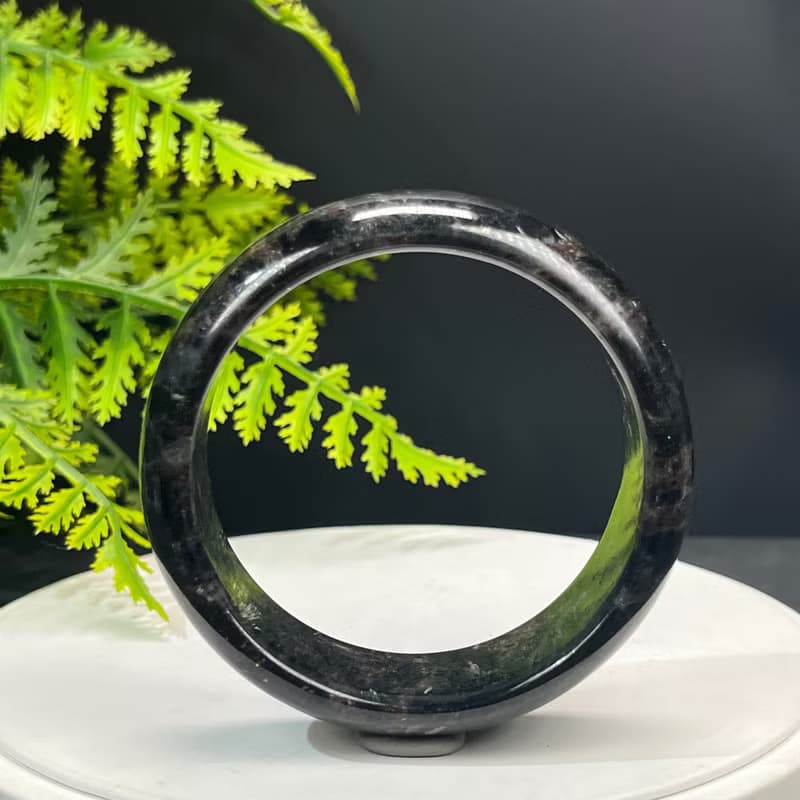 精品 石榴石藍閃石共生手鐲 59+MM 玉化爆晶煙花紋 平和幸福護佑