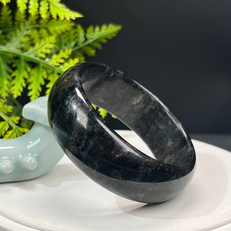 精品 石榴石藍閃石共生手鐲 59+MM 玉化爆晶煙花紋 平和幸福護佑