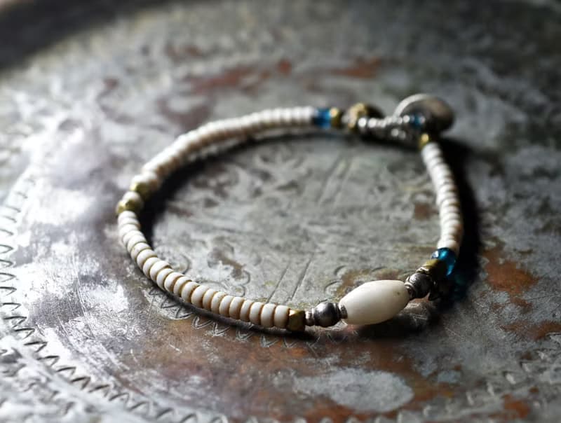 アフリカ出土瑪瑙とoldチンシルバーとオリッサブラス、ホワイト、インディゴブルービーズのブレス