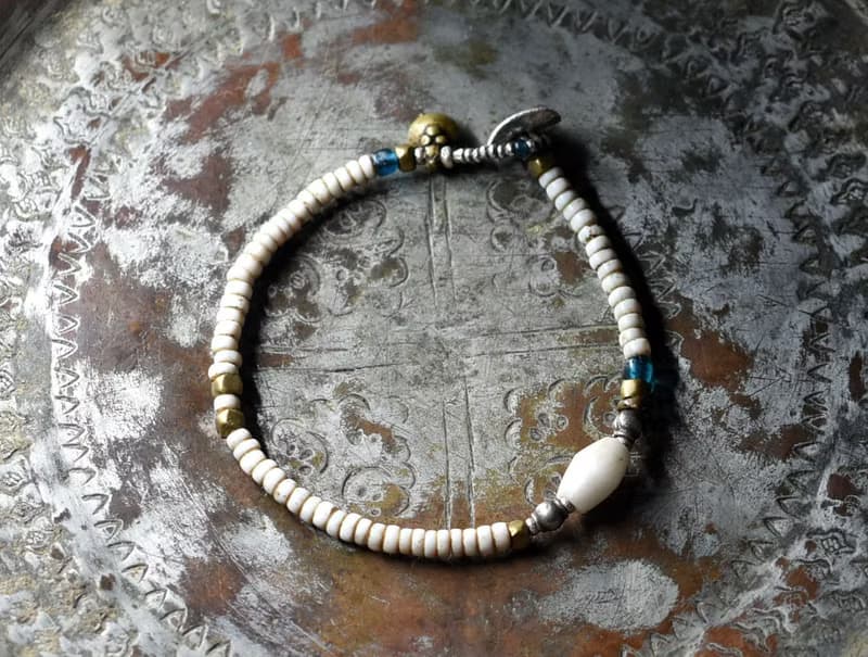 アフリカ出土瑪瑙とoldチンシルバーとオリッサブラス、ホワイト、インディゴブルービーズのブレス