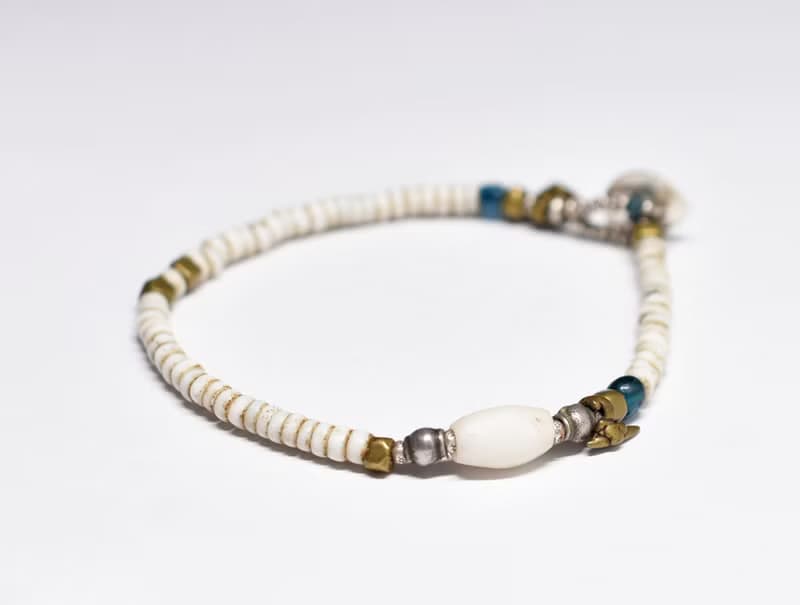 アフリカ出土瑪瑙とoldチンシルバーとオリッサブラス、ホワイト、インディゴブルービーズのブレス