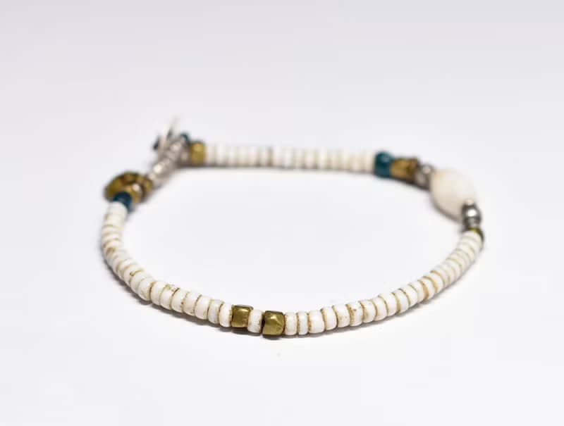アフリカ出土瑪瑙とoldチンシルバーとオリッサブラス、ホワイト、インディゴブルービーズのブレス
