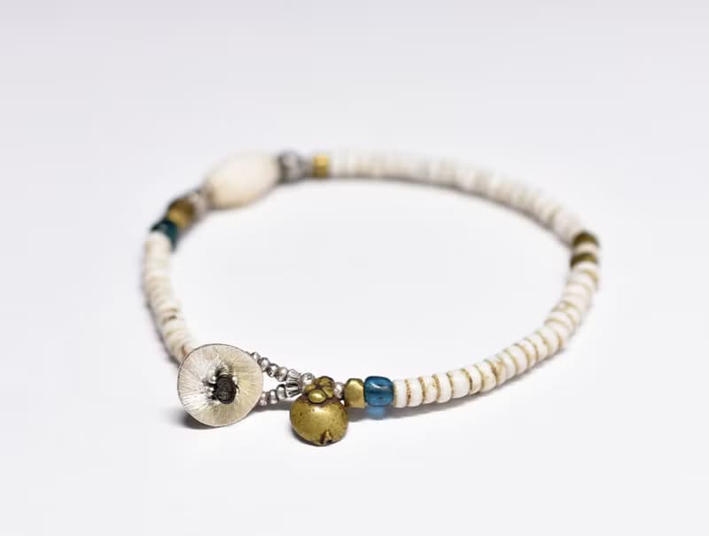 アフリカ出土瑪瑙とoldチンシルバーとオリッサブラス、ホワイト、インディゴブルービーズのブレス