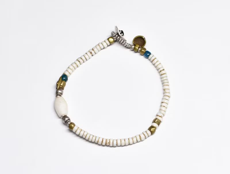 アフリカ出土瑪瑙とoldチンシルバーとオリッサブラス、ホワイト、インディゴブルービーズのブレス
