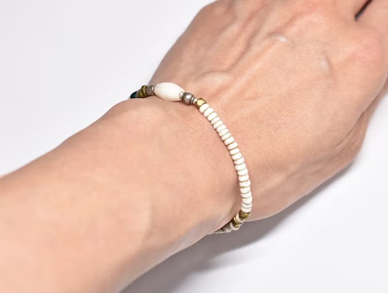 アフリカ出土瑪瑙とoldチンシルバーとオリッサブラス、ホワイト、インディゴブルービーズのブレス