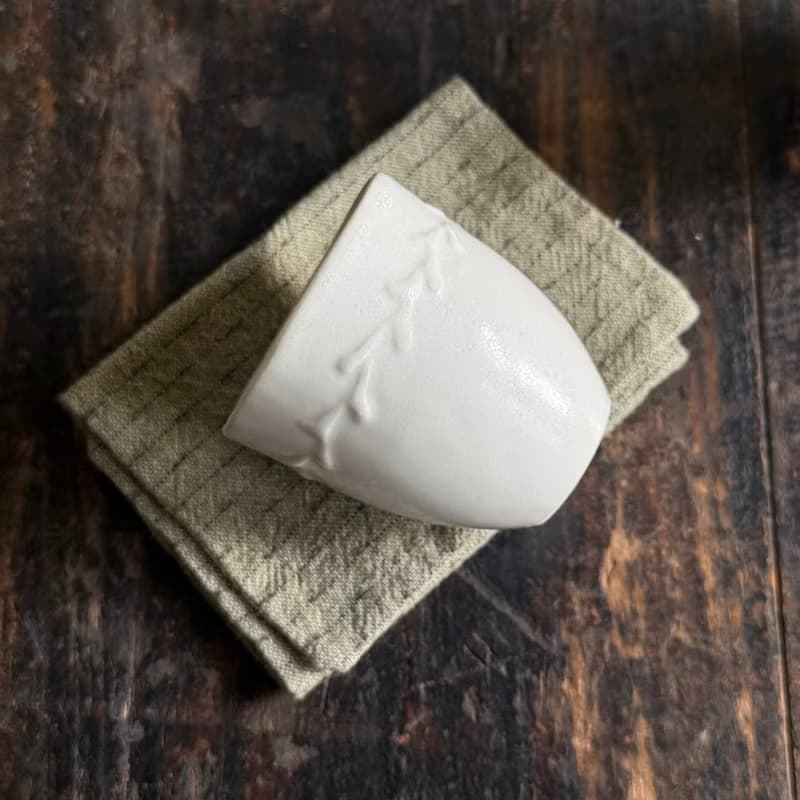 白瓷擠泥小茶杯_六入