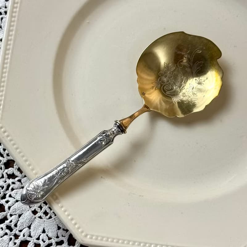 50647-典雅法國古董漿果匙 純銀柄 銅鍍金花卉雕飾匙面
