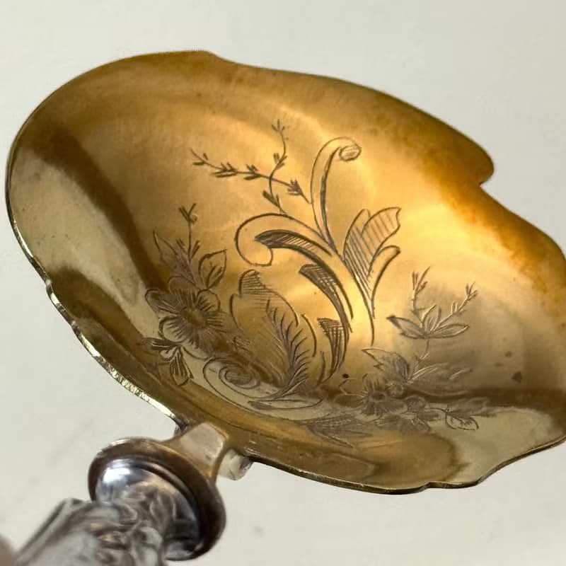 50647-典雅法國古董漿果匙 純銀柄 銅鍍金花卉雕飾匙面