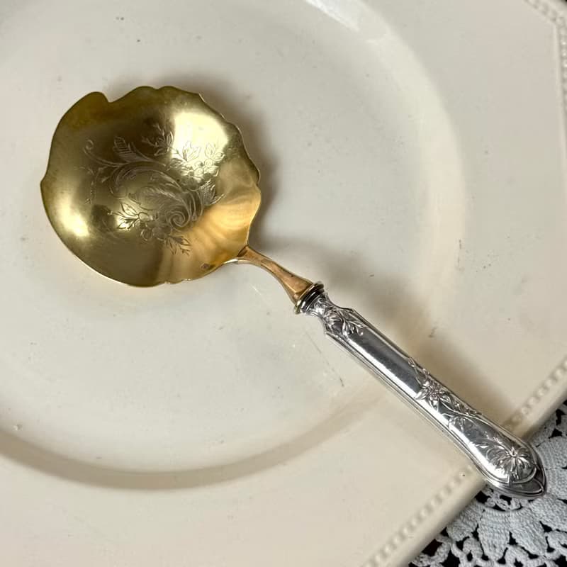 50647-典雅法國古董漿果匙 純銀柄 銅鍍金花卉雕飾匙面