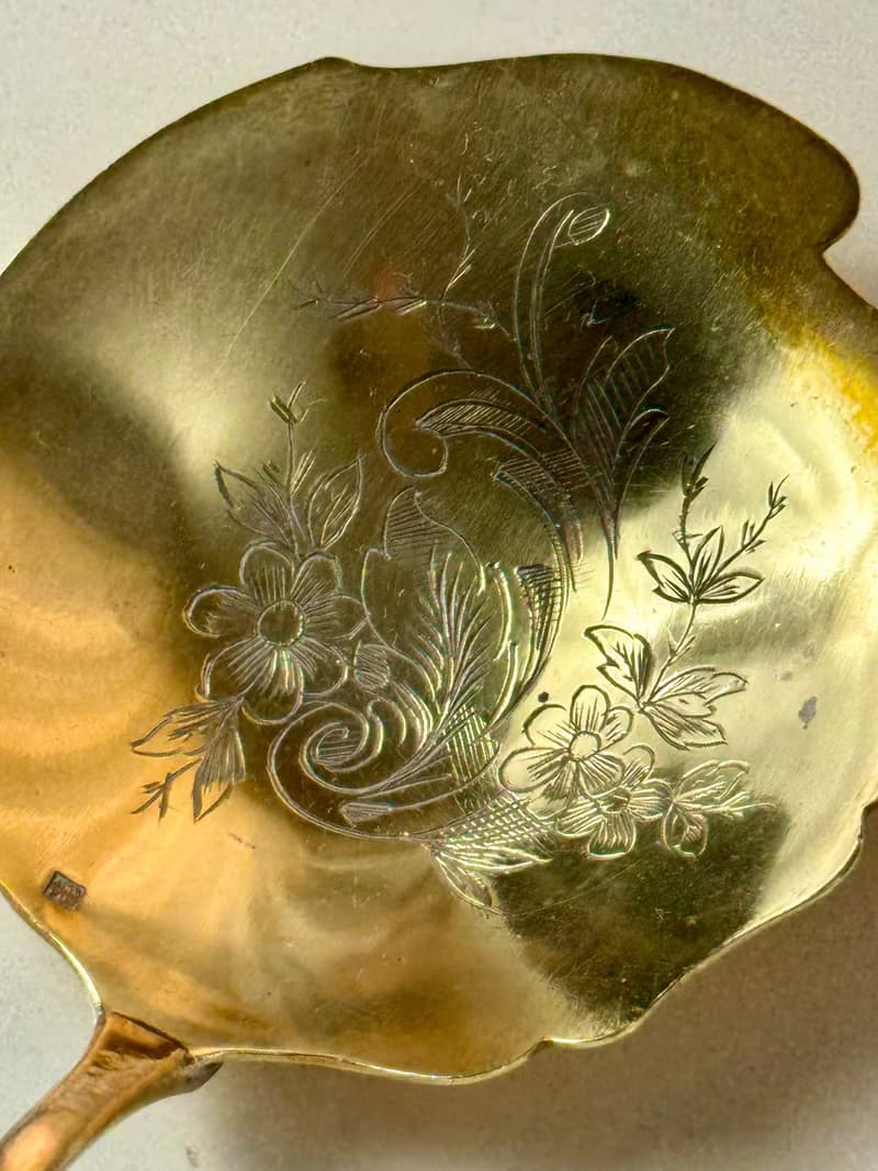 50647-典雅法國古董漿果匙 純銀柄 銅鍍金花卉雕飾匙面