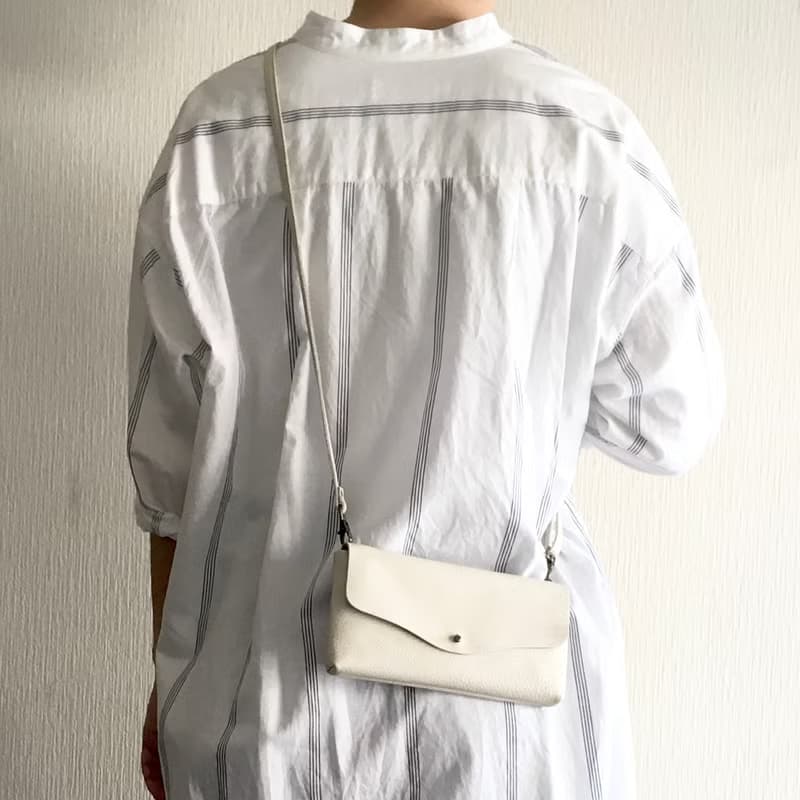 牛シュリンクレザーと牛床ベロアのシンプルお財布ショルダー【オフホワイト】