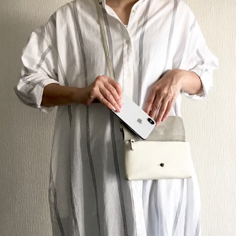 牛シュリンクレザーと牛床ベロアのシンプルお財布ショルダー【オフホワイト】