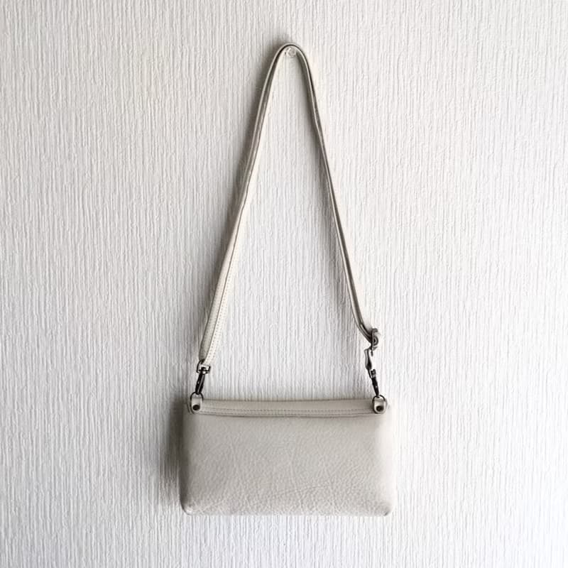 牛シュリンクレザーと牛床ベロアのシンプルお財布ショルダー【オフホワイト】