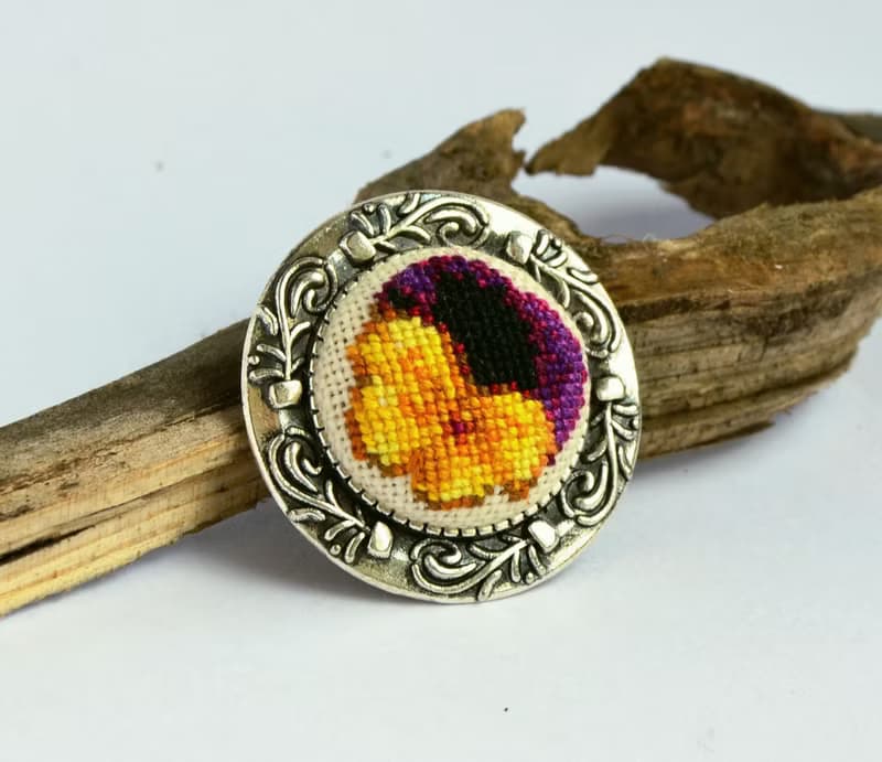 三色堇花刺繡圓形胸針十字繡黃色黑色首飾手工製作的女士花卉禮物
