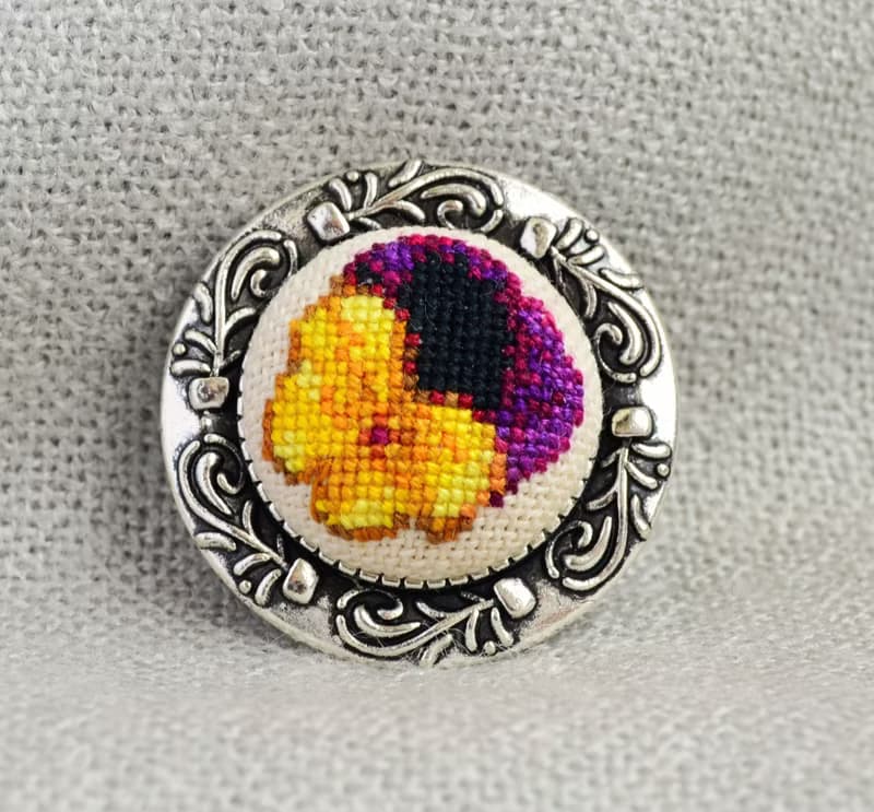 三色堇花刺繡圓形胸針十字繡黃色黑色首飾手工製作的女士花卉禮物