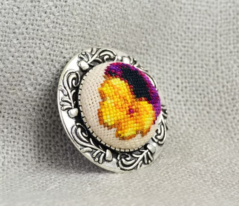 三色堇花刺繡圓形胸針十字繡黃色黑色首飾手工製作的女士花卉禮物