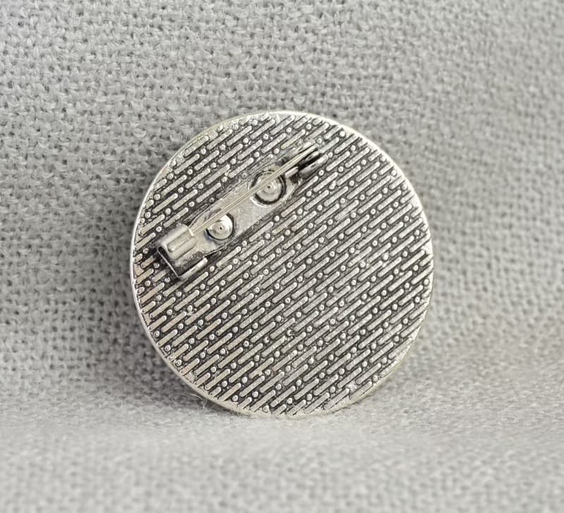 三色堇花刺繡圓形胸針十字繡黃色黑色首飾手工製作的女士花卉禮物