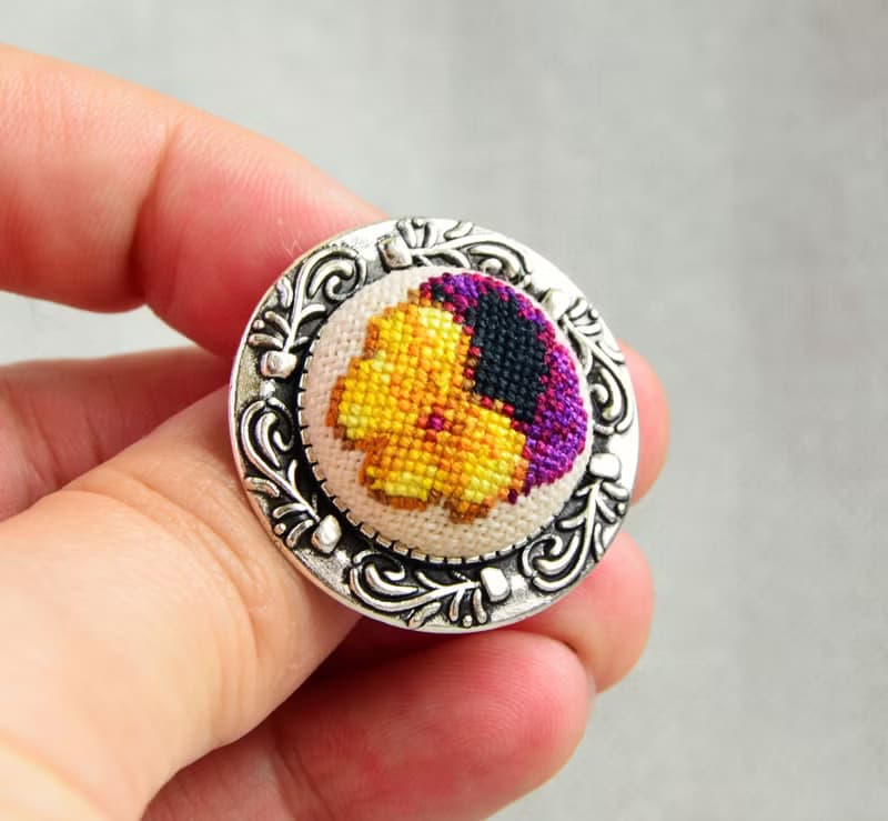 三色堇花刺繡圓形胸針十字繡黃色黑色首飾手工製作的女士花卉禮物