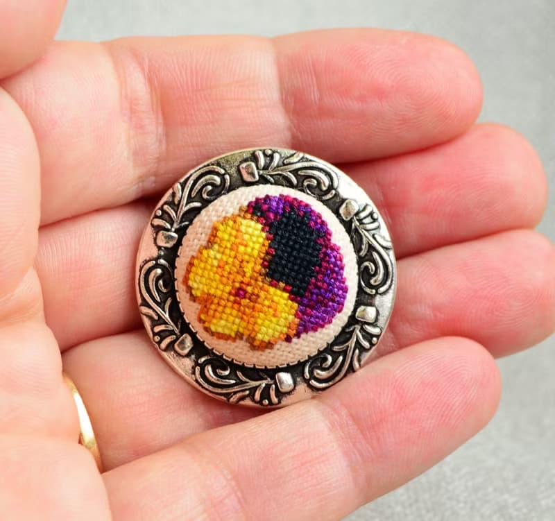 三色堇花刺繡圓形胸針十字繡黃色黑色首飾手工製作的女士花卉禮物