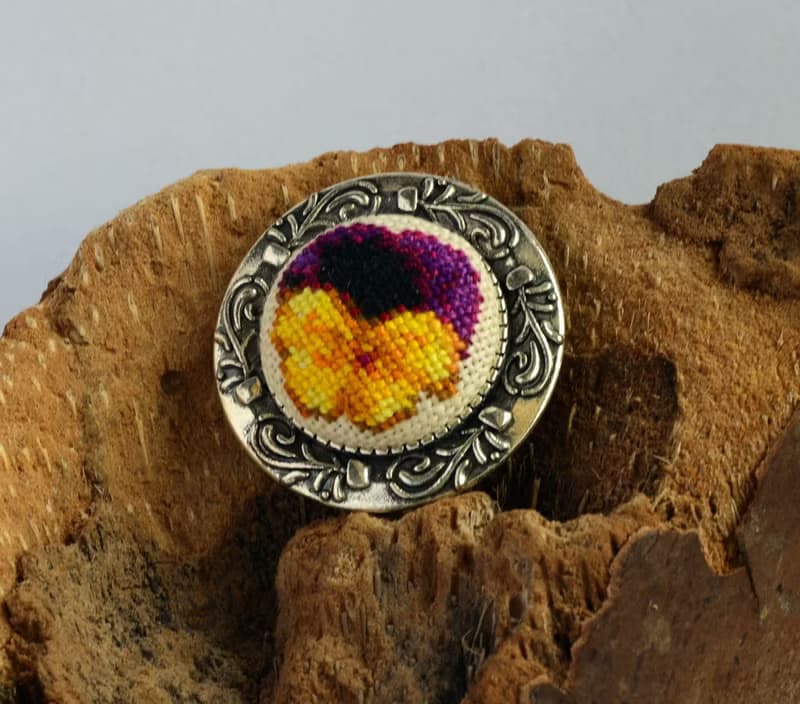 三色堇花刺繡圓形胸針十字繡黃色黑色首飾手工製作的女士花卉禮物