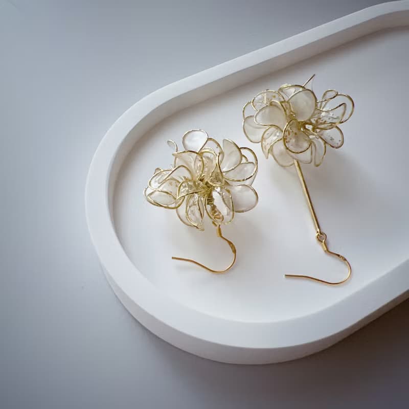 金砂 花球垂墜式不對稱樹脂耳環