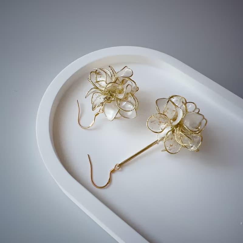 金砂 花球垂墜式不對稱樹脂耳環