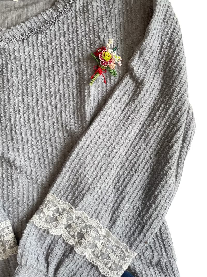 帶浮水印花束的胸花