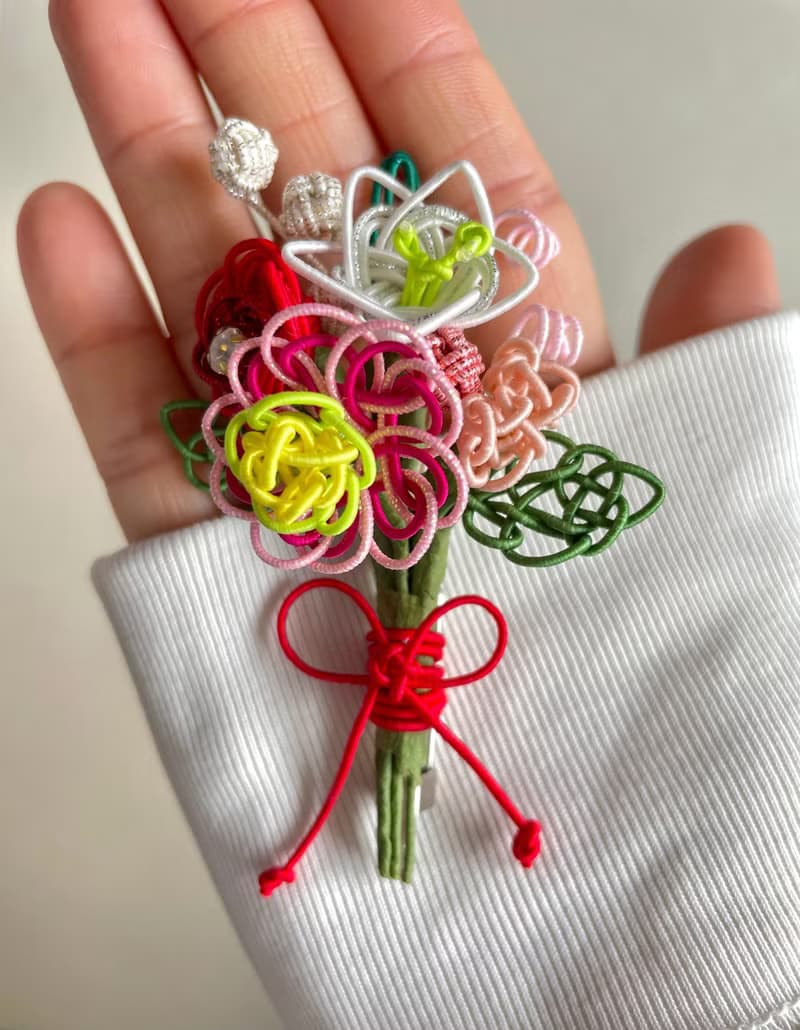 帶浮水印花束的胸花