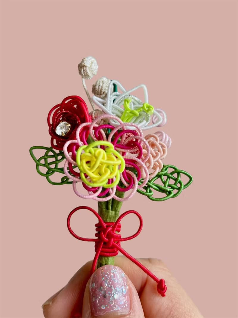 帶浮水印花束的胸花