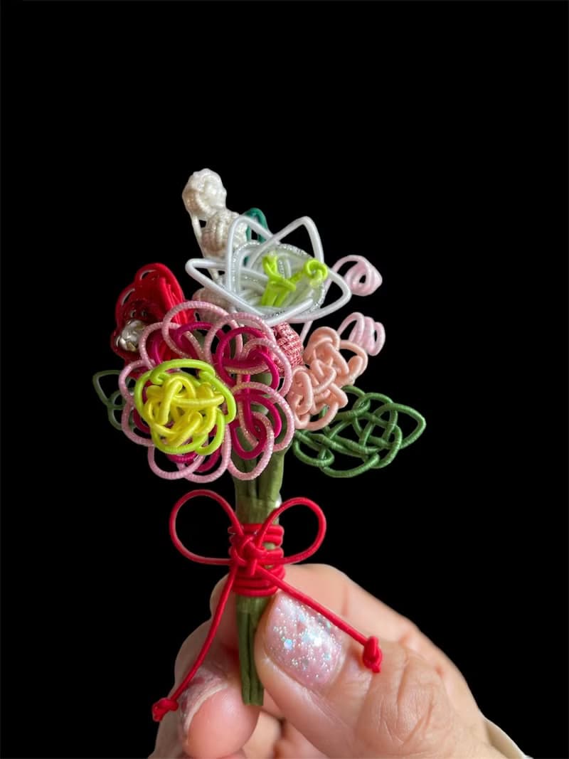 帶浮水印花束的胸花