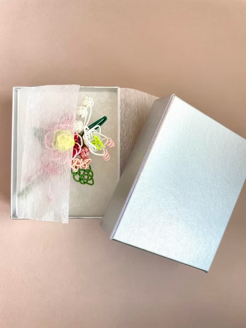 帶浮水印花束的胸花