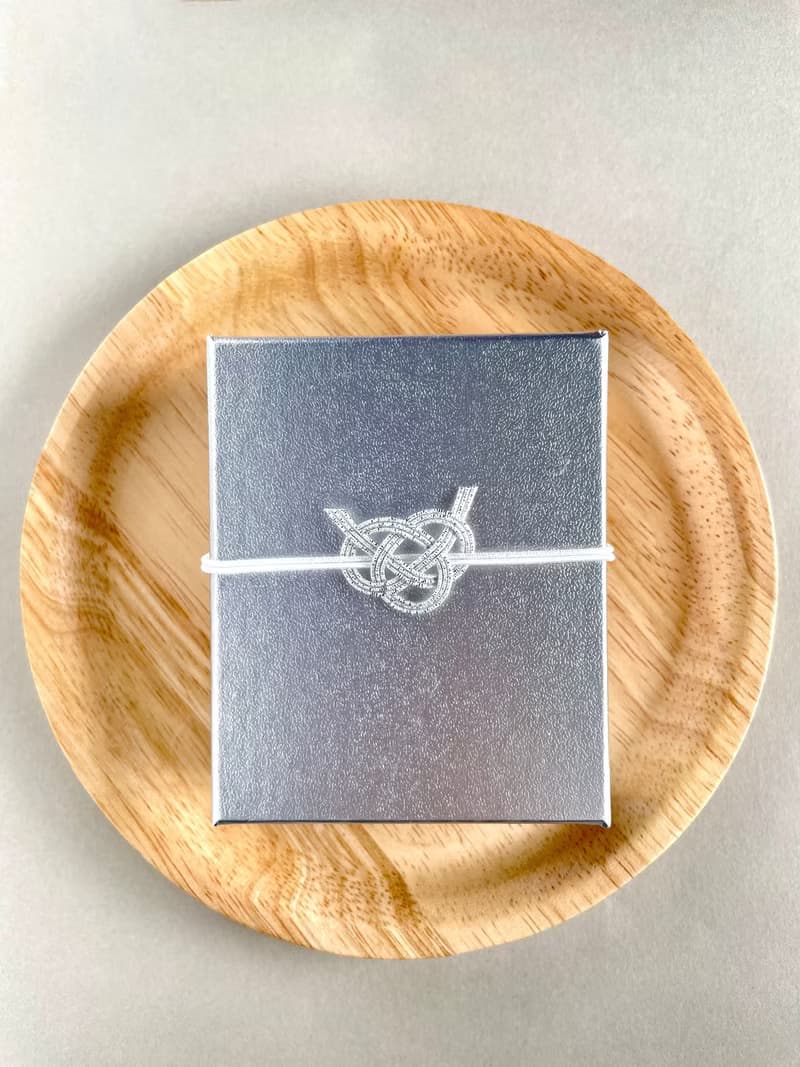 帶浮水印花束的胸花