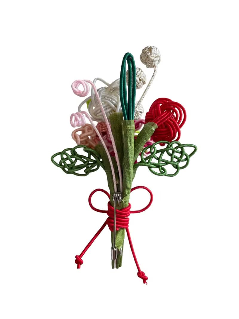 帶浮水印花束的胸花