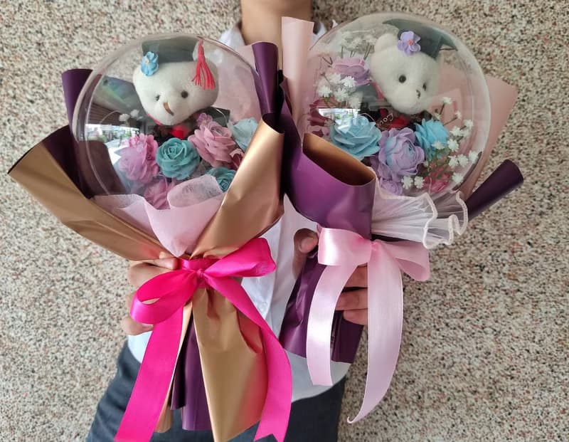 燈絲款壓克力波波球奶油土擠花畢業花束