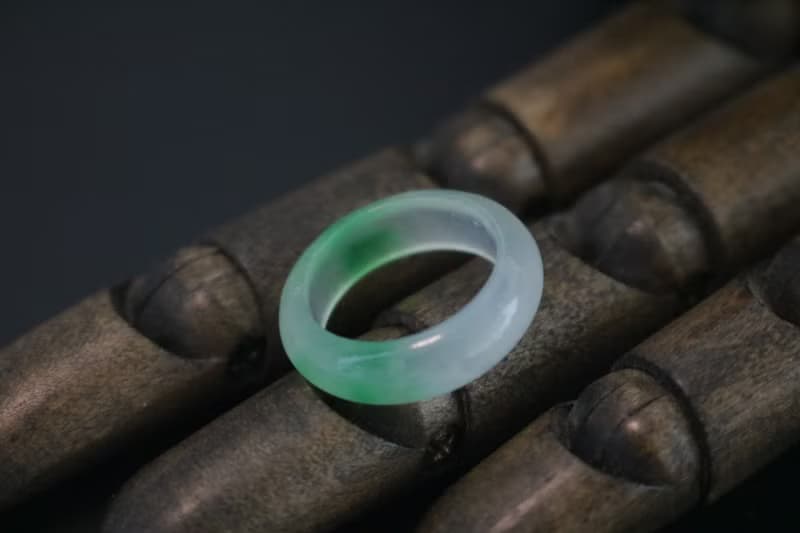 玉石冰種飄花戒指翠綠色玉戒指環搭配胡桃木戒指盒可刻字