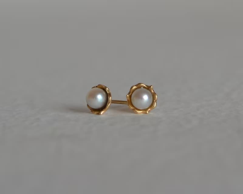 Frill Akoya Pearl Pierce
