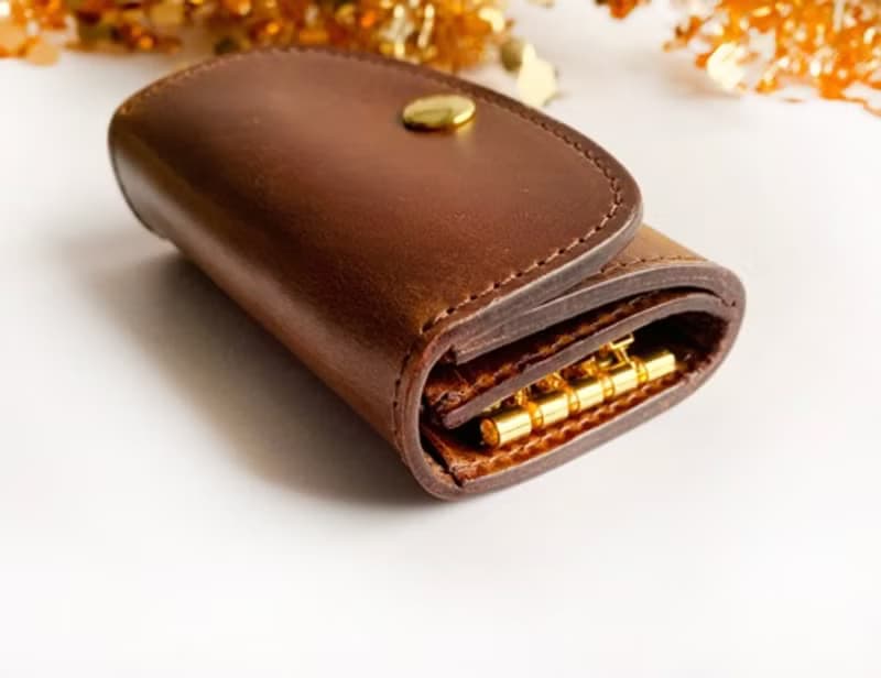 チョコブラウンのファスナーポケット付きキーケース　イタリアンレザーIBIZA使用　選べるキー金具色　お名入れ可能