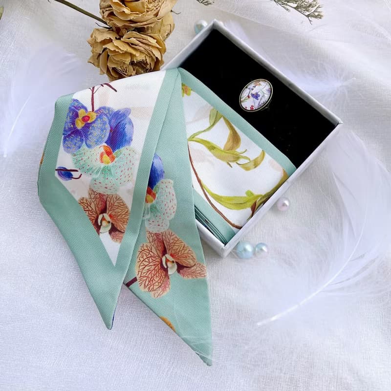 【TWILLY】素雅蘭花絲巾髮帶配絲巾扣禮盒/長絲巾 送女生禮
