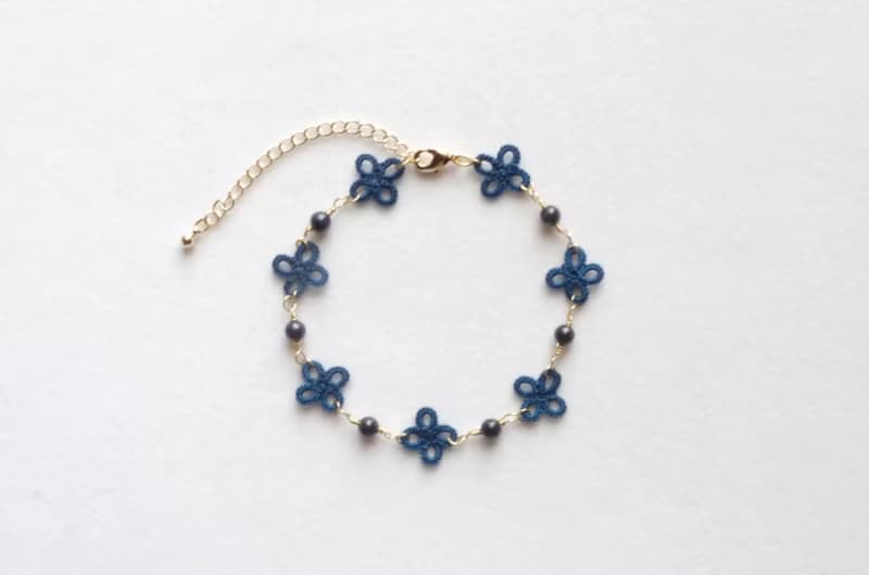 9月・12月誕生石・タティングレースの小花とラピスラズリのブレスレット