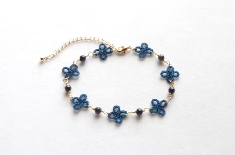 9月・12月誕生石・タティングレースの小花とラピスラズリのブレスレット