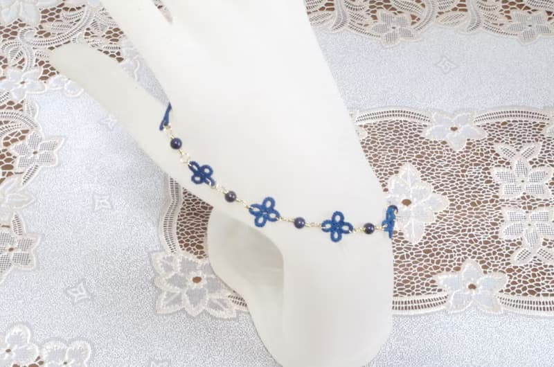 9月・12月誕生石・タティングレースの小花とラピスラズリのブレスレット