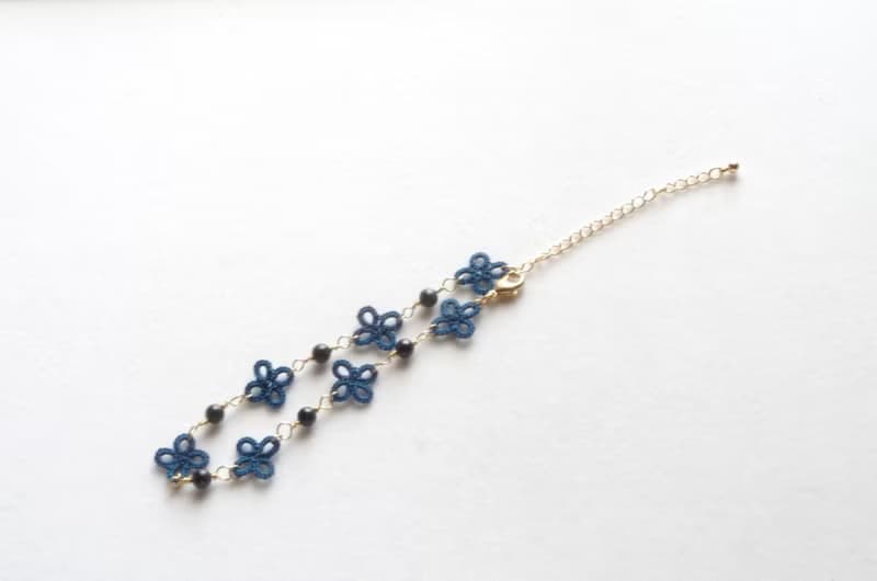 9月・12月誕生石・タティングレースの小花とラピスラズリのブレスレット