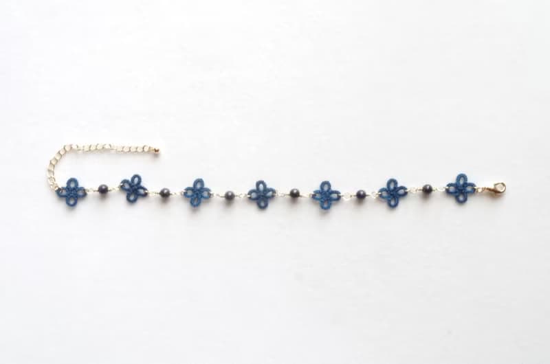 9月・12月誕生石・タティングレースの小花とラピスラズリのブレスレット