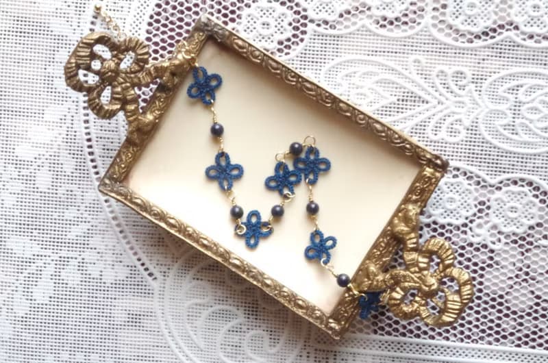 9月・12月誕生石・タティングレースの小花とラピスラズリのブレスレット